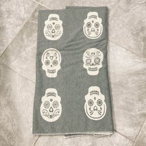 Mac Studio Home Skull Gray/Ivory Reversible Blanket